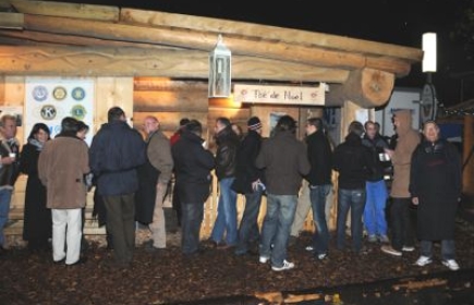 La foule des visiteurs du Marché de Noël se presse, dont de nombreux amis, se presse autour du stand de thé des Bûcherons généreusement amélioré de rhum !!!